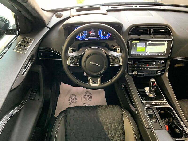 Jaguar F-Pace SVR AWD /LM22'/Panorama/Navi/Leder/360°